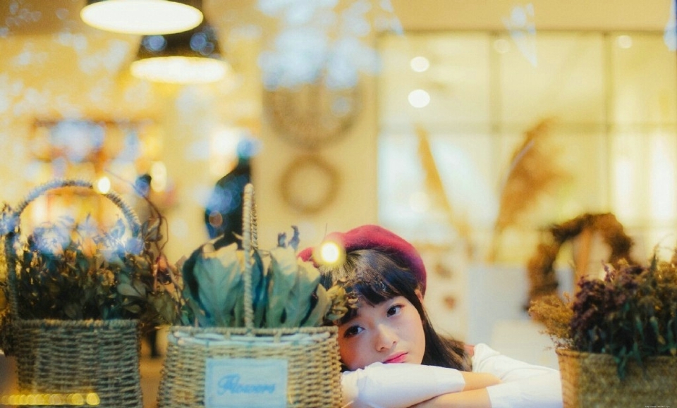 红格子裙萌萌哒软妹子贝雷帽可爱写真