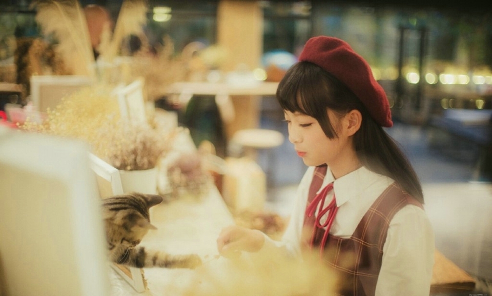 红格子裙萌萌哒软妹子贝雷帽可爱写真