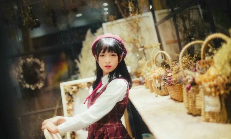 红格子裙萌萌哒软妹子贝雷帽可爱写真
