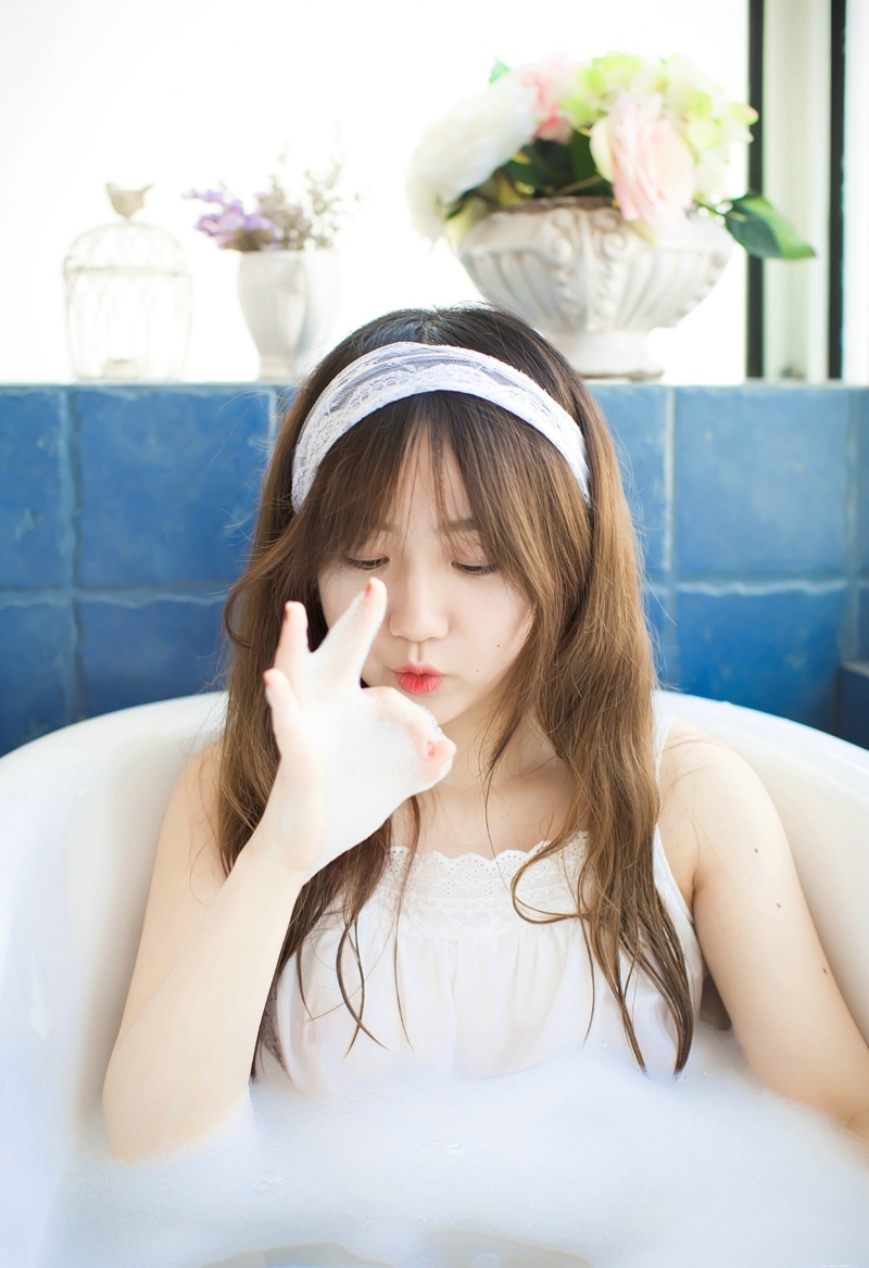 可爱元气少女浓眉大眼娇美可人