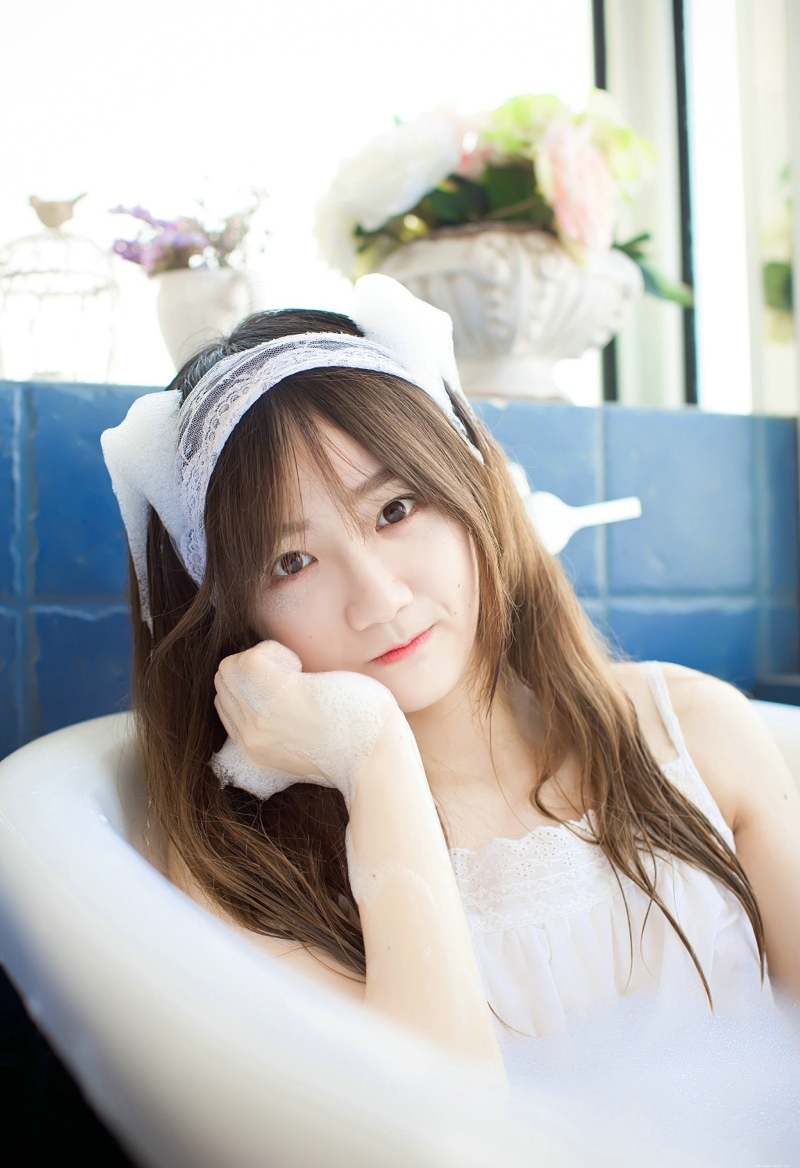 可爱元气少女浓眉大眼娇美可人