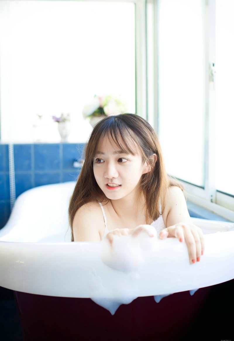 可爱元气少女浓眉大眼娇美可人