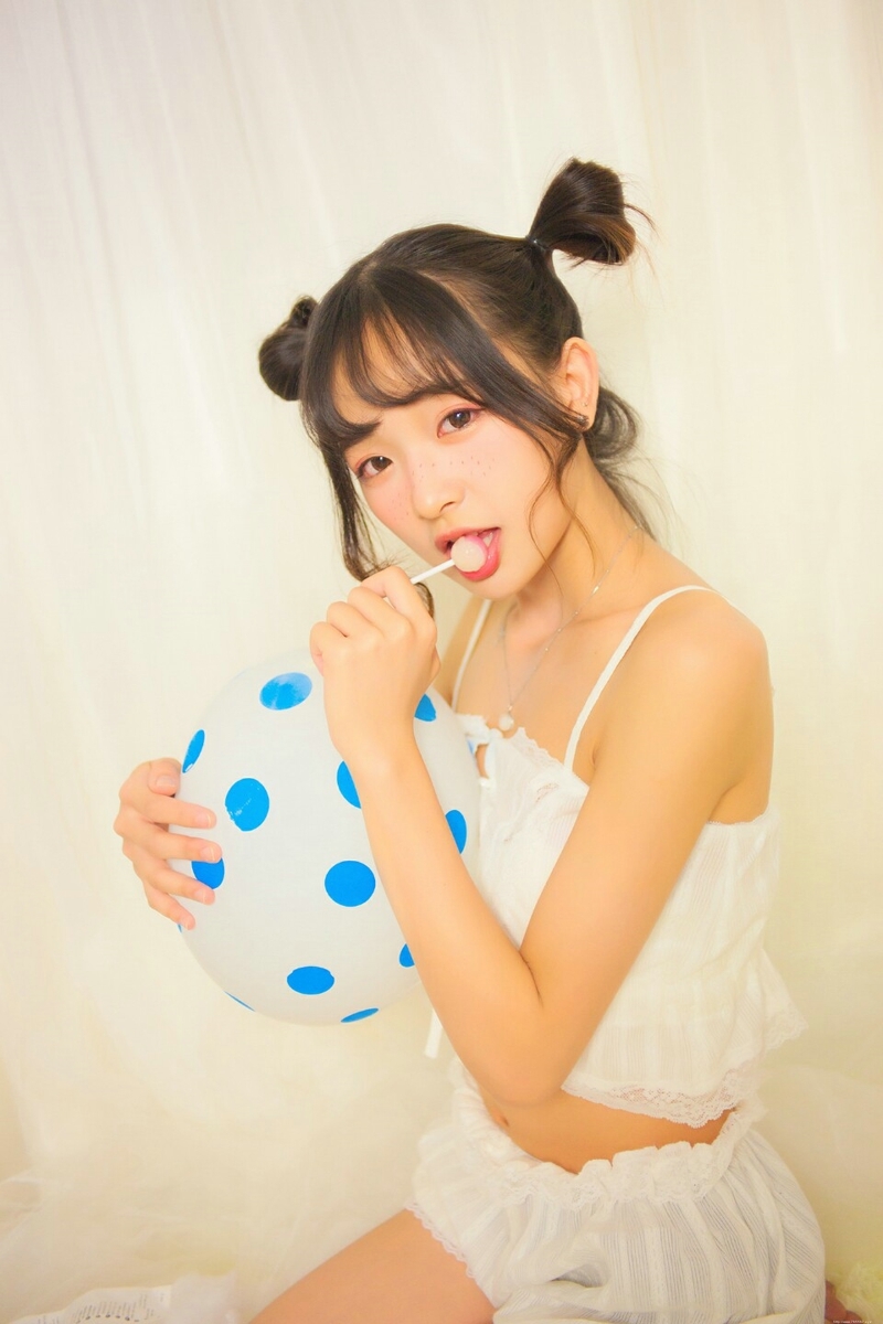 可爱雀斑妹子私房蕾丝睡衣娇俏可人