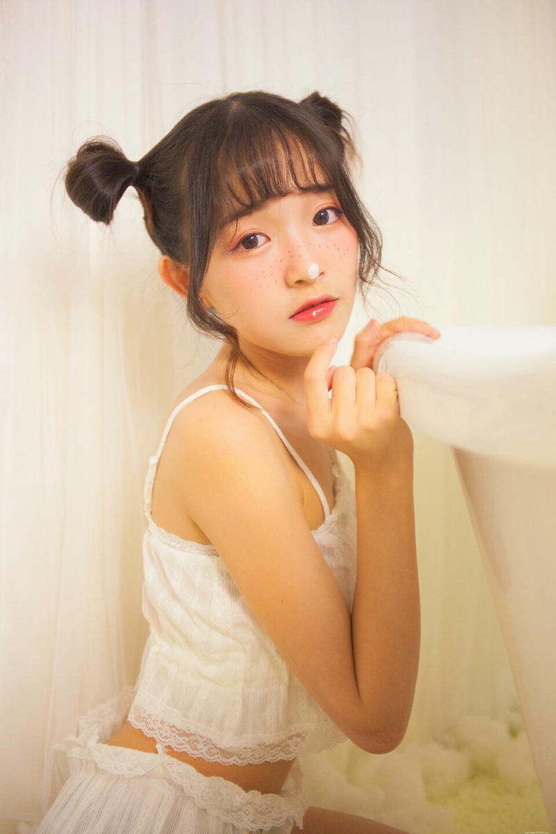 可爱雀斑妹子私房蕾丝睡衣娇俏可人