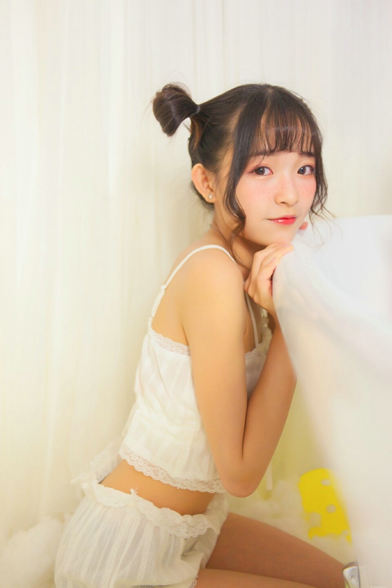 可爱雀斑妹子私房蕾丝睡衣娇俏可人