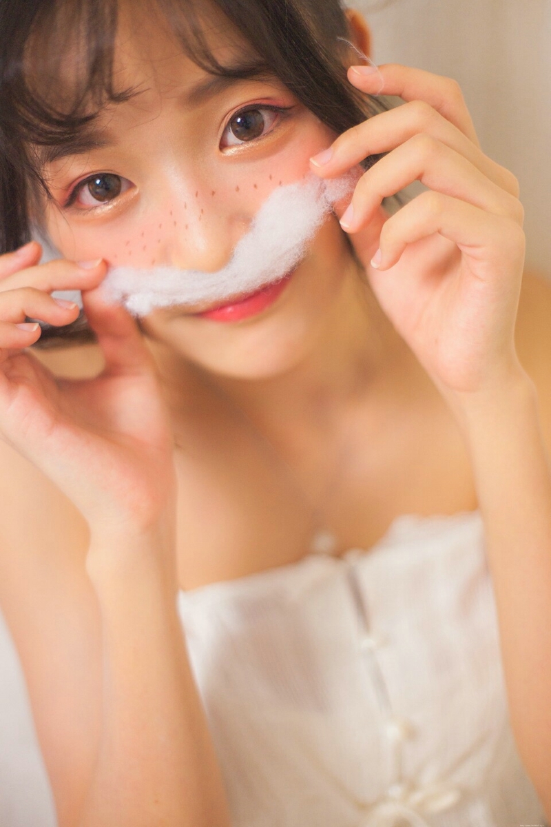 可爱雀斑妹子私房蕾丝睡衣娇俏可人