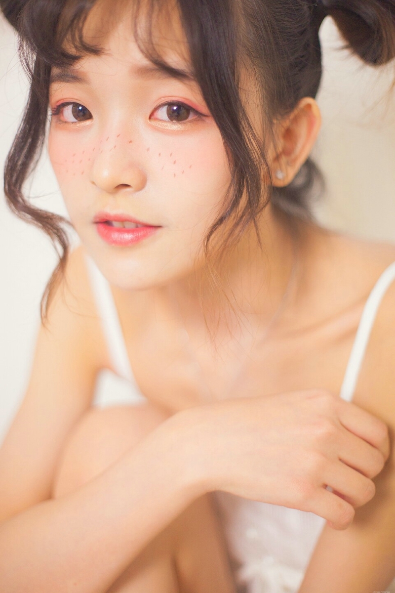 可爱雀斑妹子私房蕾丝睡衣娇俏可人