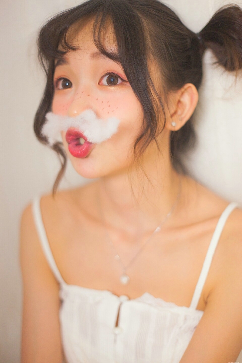 可爱雀斑妹子私房蕾丝睡衣娇俏可人