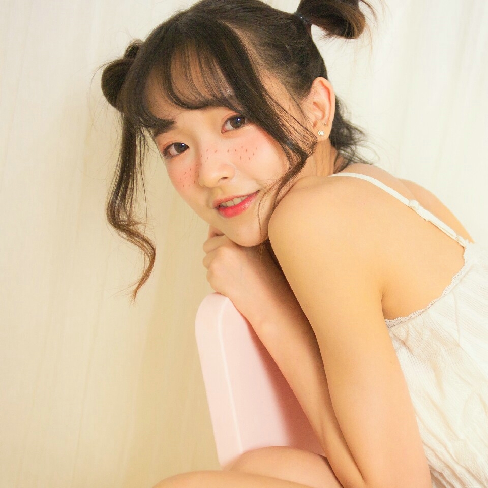 可爱雀斑妹子私房蕾丝睡衣娇俏可人