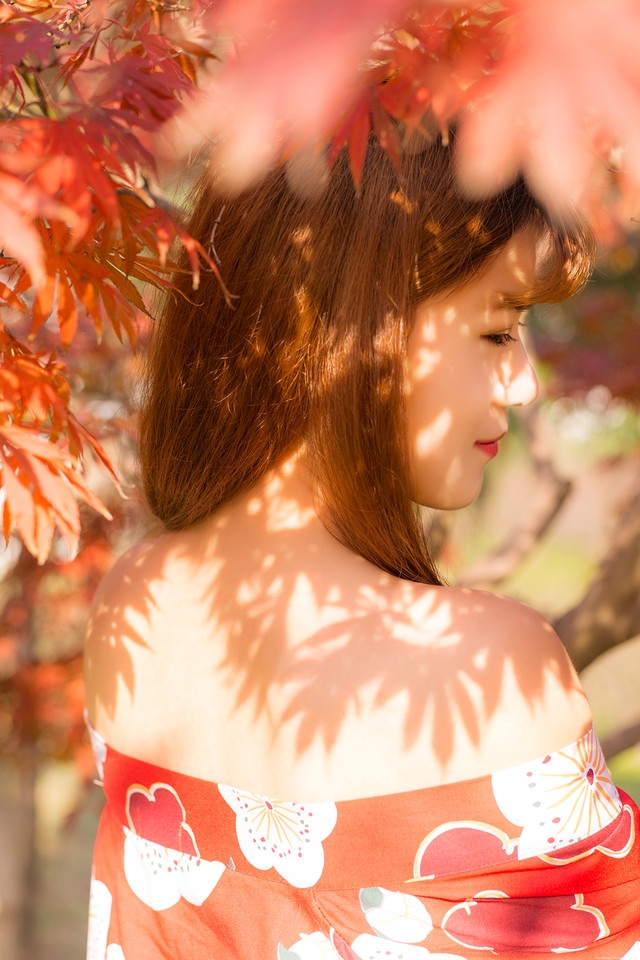 阳光下霓裳枫衣裸肩美女清凉写真惹人爱