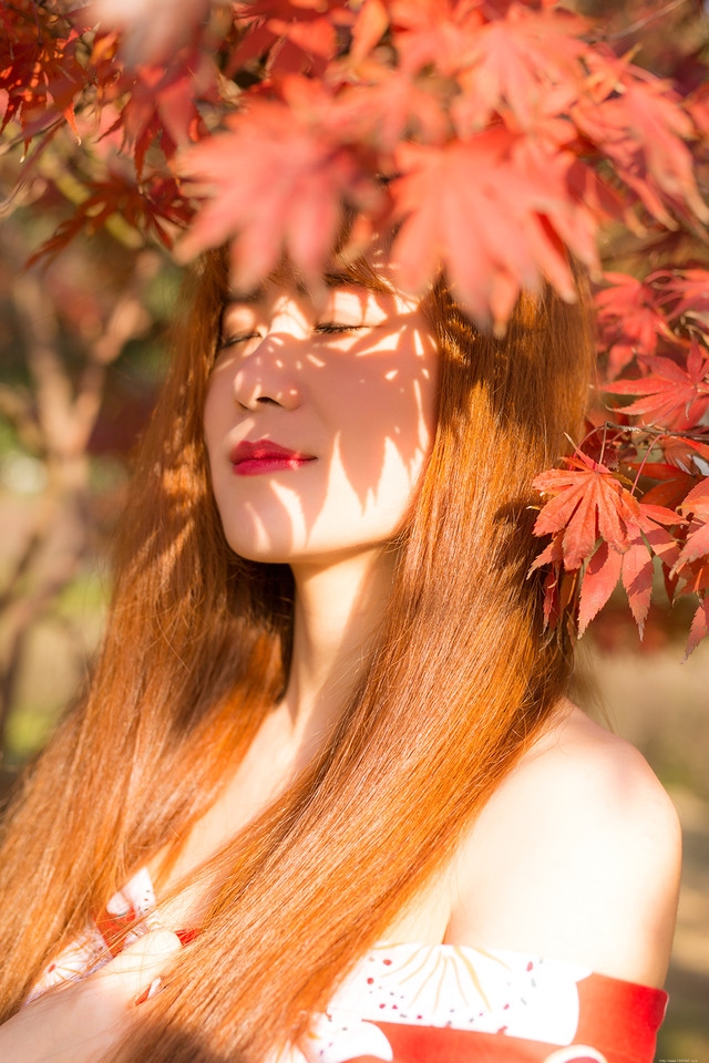 阳光下霓裳枫衣裸肩美女清凉写真惹人爱