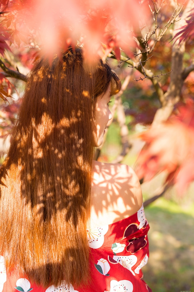 阳光下霓裳枫衣裸肩美女清凉写真惹人爱