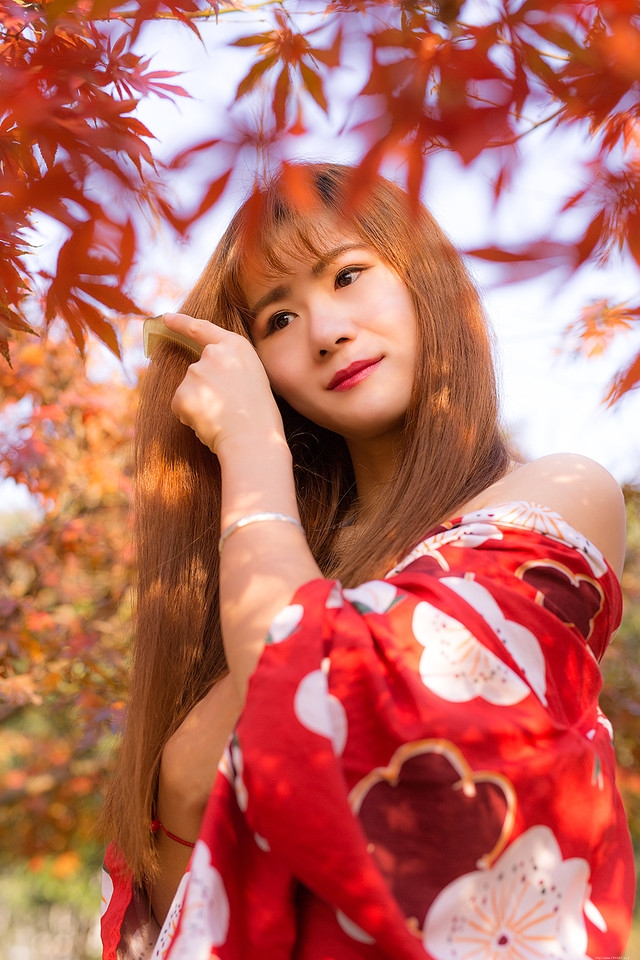 阳光下霓裳枫衣裸肩美女清凉写真惹人爱