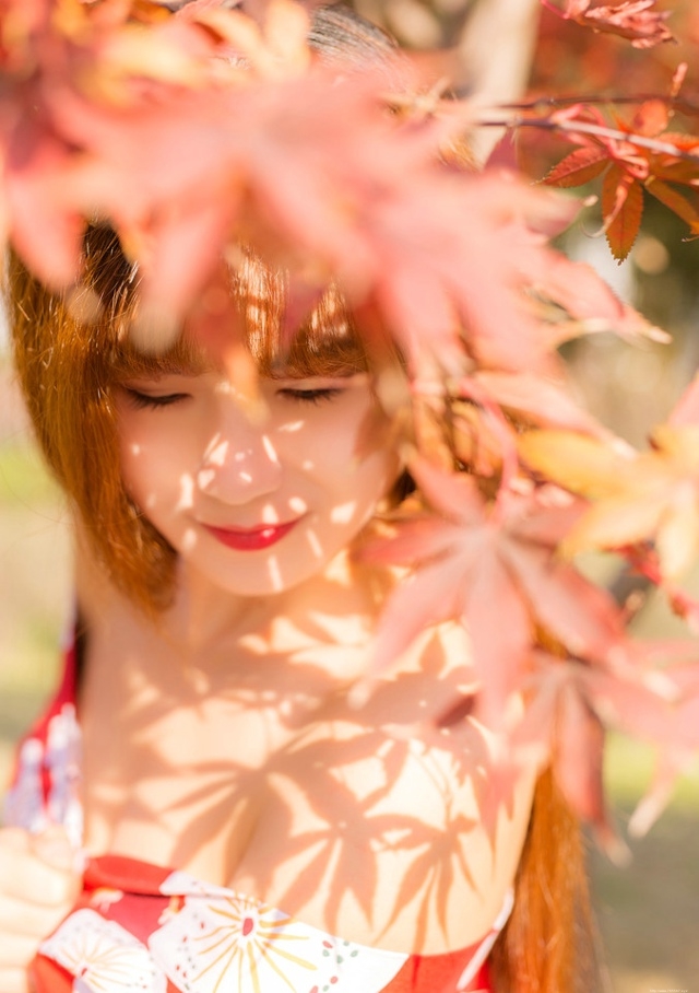 阳光下霓裳枫衣裸肩美女清凉写真惹人爱