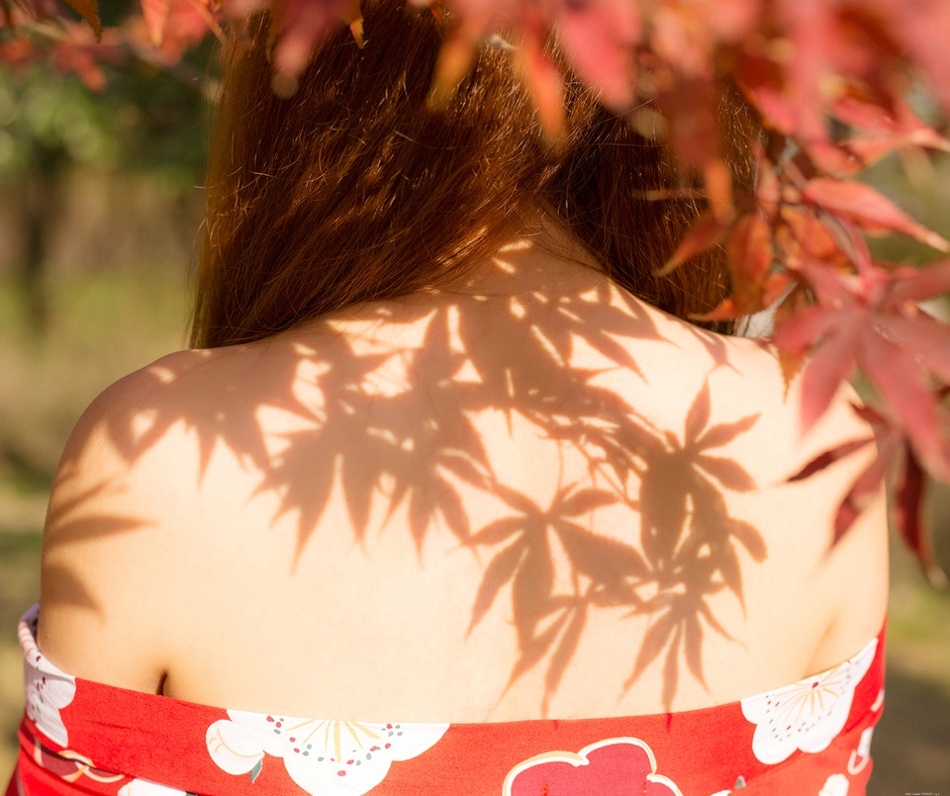阳光下霓裳枫衣裸肩美女清凉写真惹人爱