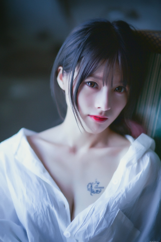 皮肤干净白皙的美女私房红唇忧郁写真