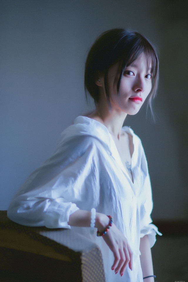 皮肤干净白皙的美女私房红唇忧郁写真