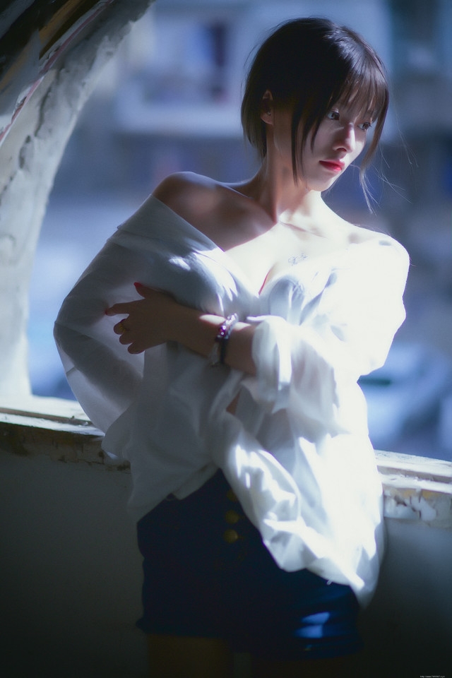 皮肤干净白皙的美女私房红唇忧郁写真