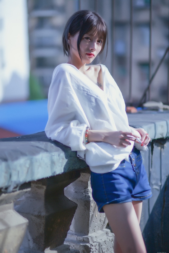 皮肤干净白皙的美女私房红唇忧郁写真