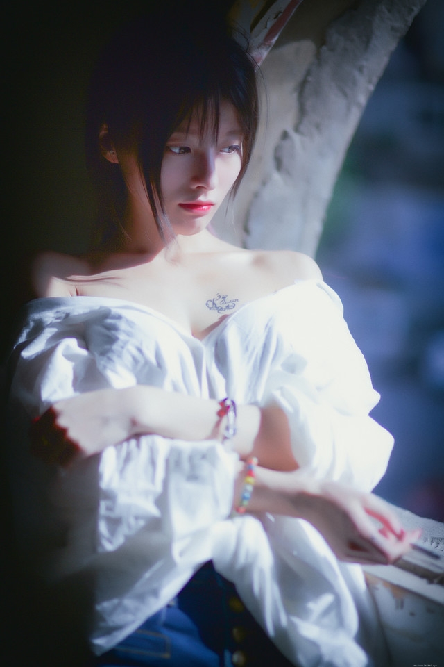 皮肤干净白皙的美女私房红唇忧郁写真