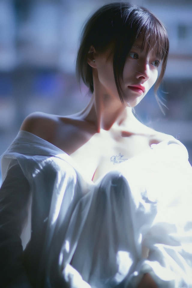 皮肤干净白皙的美女私房红唇忧郁写真