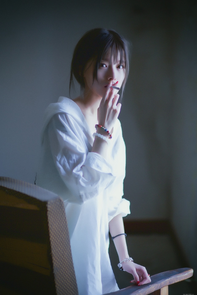 皮肤干净白皙的美女私房红唇忧郁写真