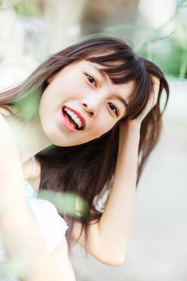 白云蓝天下外表甜美瘦小的灵动女孩好欢脱