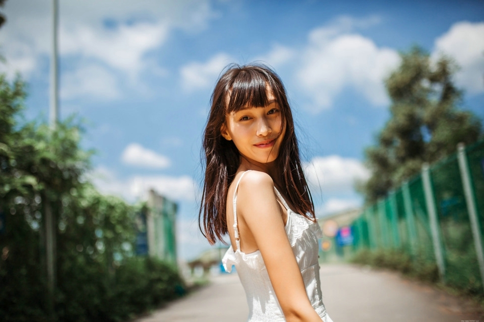 白云蓝天下外表甜美瘦小的灵动女孩好欢脱