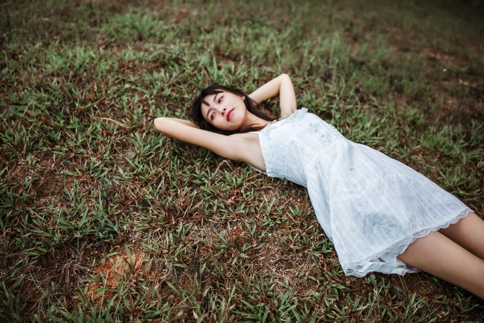 白云蓝天下外表甜美瘦小的灵动女孩好欢脱