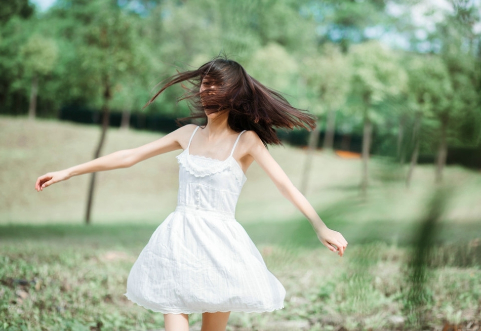 白云蓝天下外表甜美瘦小的灵动女孩好欢脱