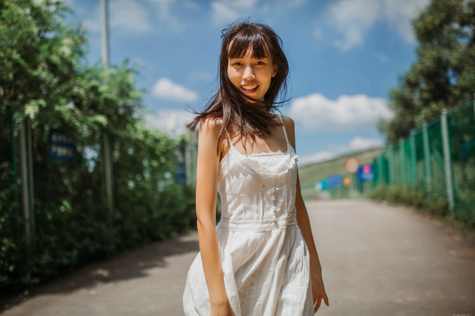 白云蓝天下外表甜美瘦小的灵动女孩好欢脱