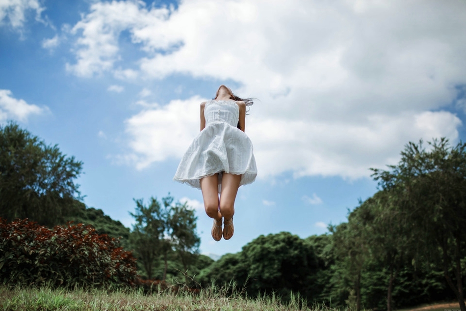 白云蓝天下外表甜美瘦小的灵动女孩好欢脱