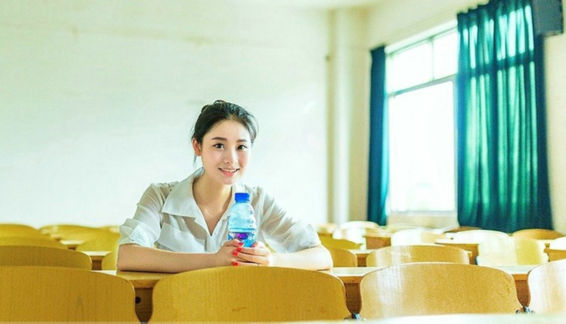 清爽校园甜美女生阳光温馨唯美迷人写真