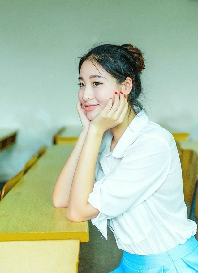 清爽校园甜美女生阳光温馨唯美迷人写真