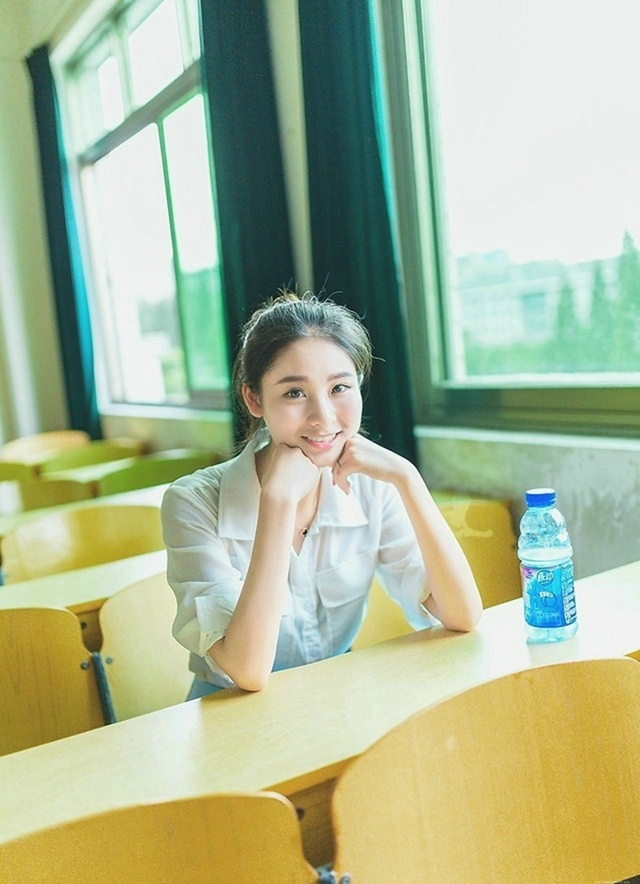 清爽校园甜美女生阳光温馨唯美迷人写真