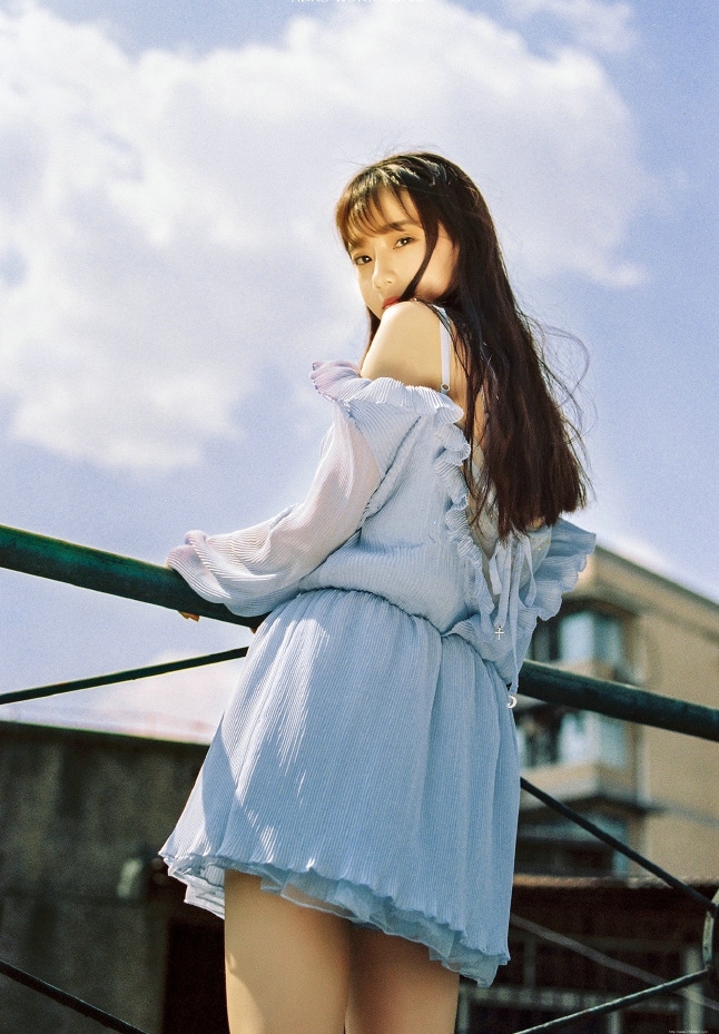 阳光女神天台温馨脸庞绽放出的唯美姿态