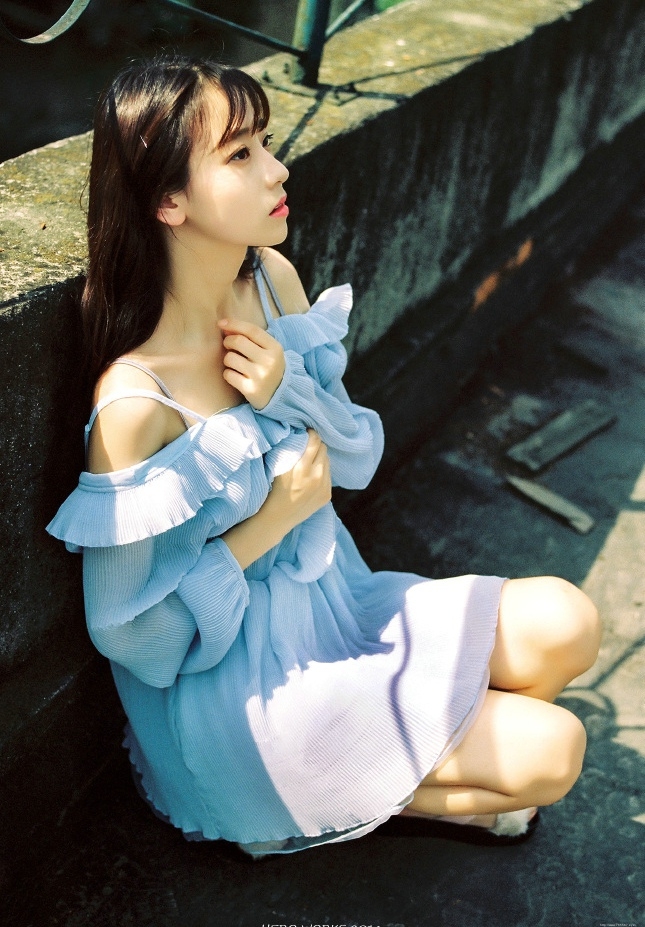 阳光女神天台温馨脸庞绽放出的唯美姿态