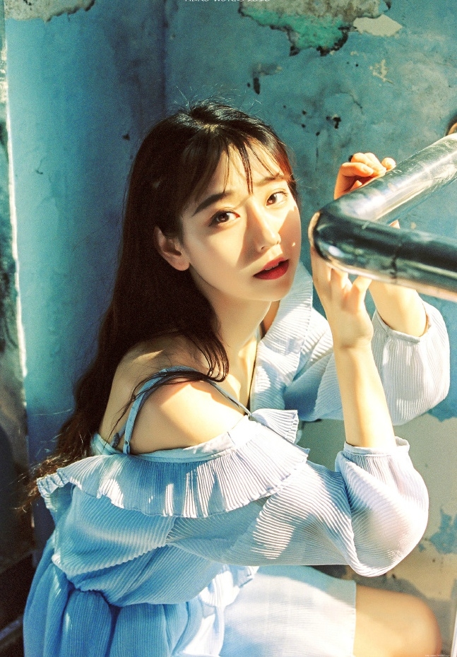 阳光女神天台温馨脸庞绽放出的唯美姿态