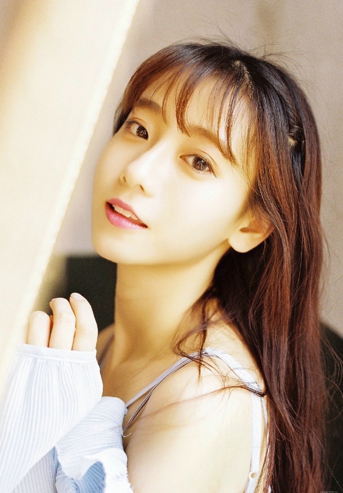 阳光女神天台温馨脸庞绽放出的唯美姿态