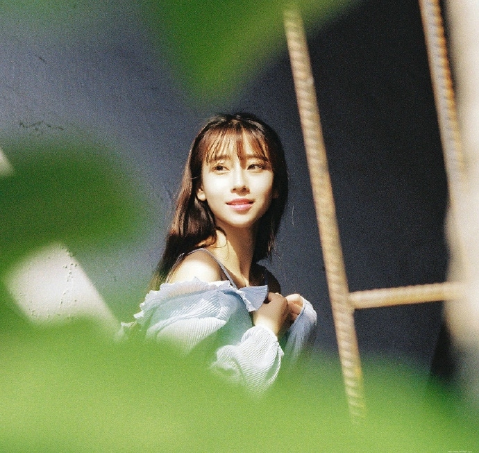 阳光女神天台温馨脸庞绽放出的唯美姿态