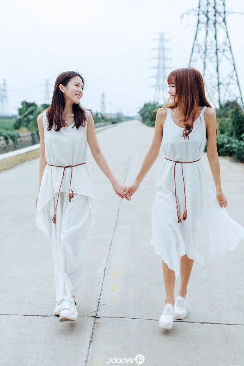 漂亮姐妹花白裙百合花香嬉戏玩耍