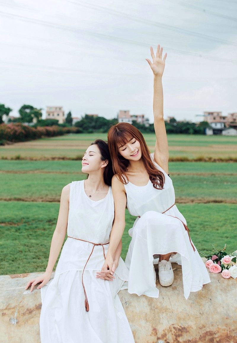 漂亮姐妹花白裙百合花香嬉戏玩耍