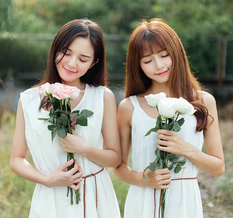 漂亮姐妹花白裙百合花香嬉戏玩耍