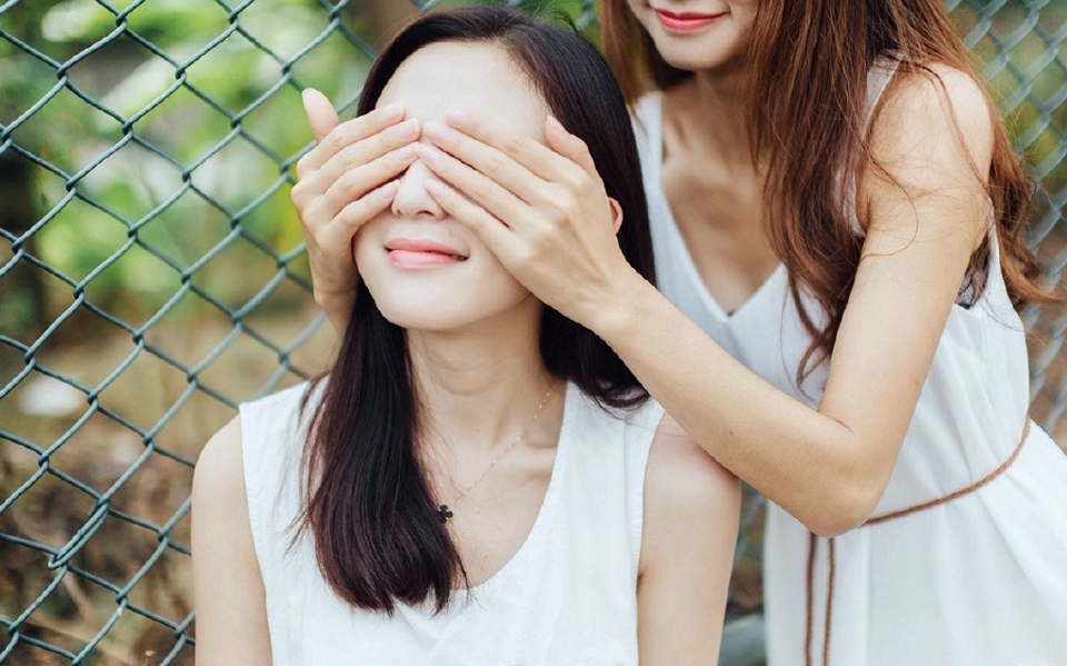 漂亮姐妹花白裙百合花香嬉戏玩耍