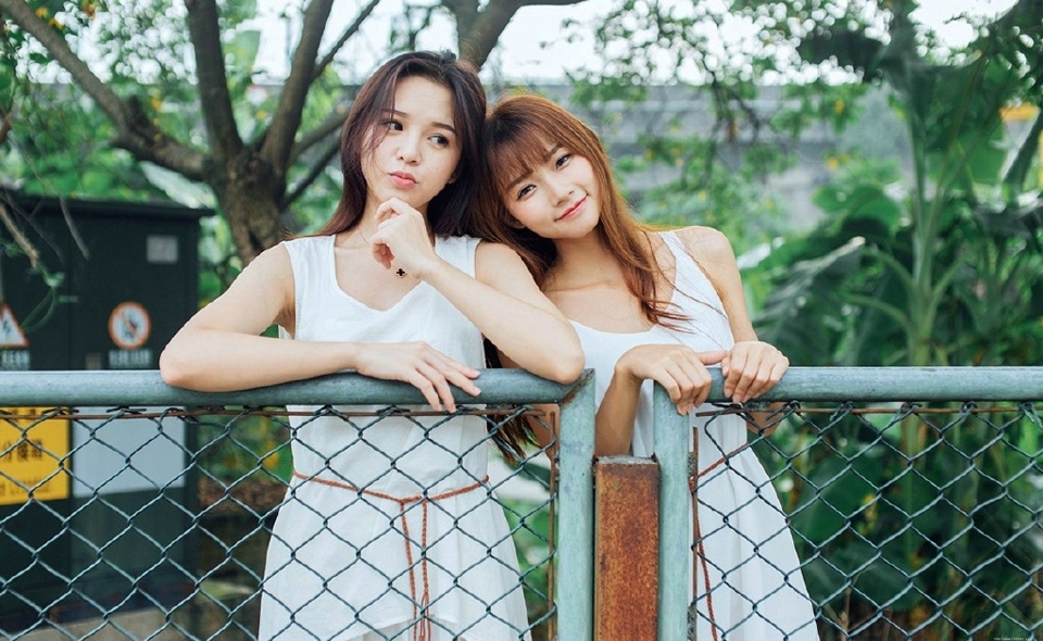 漂亮姐妹花白裙百合花香嬉戏玩耍