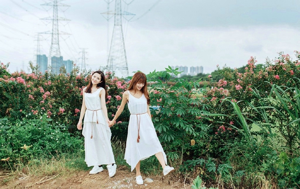漂亮姐妹花白裙百合花香嬉戏玩耍
