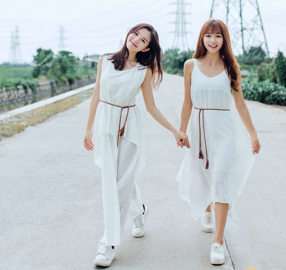 漂亮姐妹花白裙百合花香嬉戏玩耍