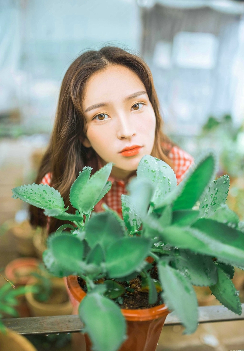 温室内的花草美女高颜值靓丽写真