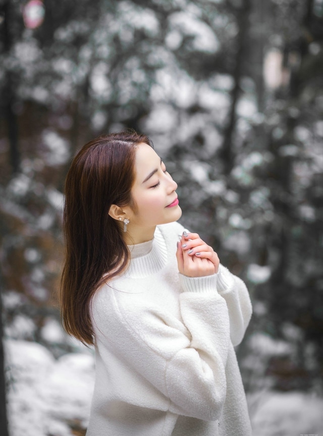 暖冬美女白色毛衣超短皮裙亮丽迷人