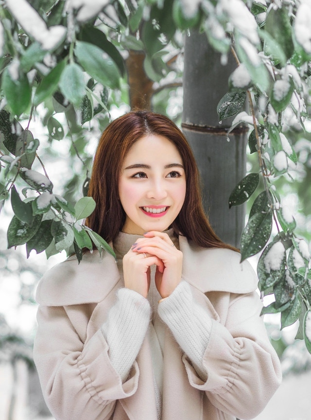 暖冬美女白色毛衣超短皮裙亮丽迷人